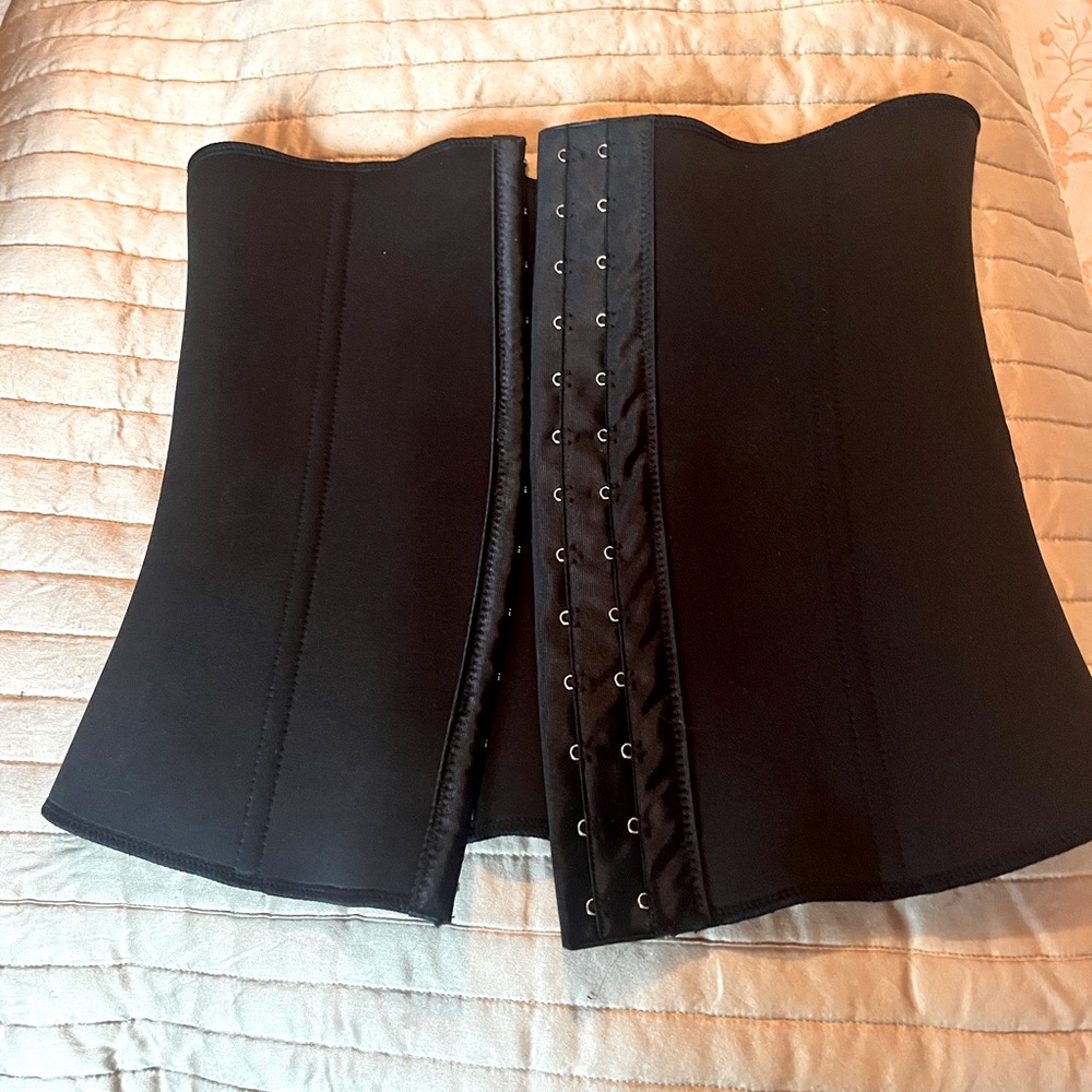 Waist training corset cincher. Black. New. M